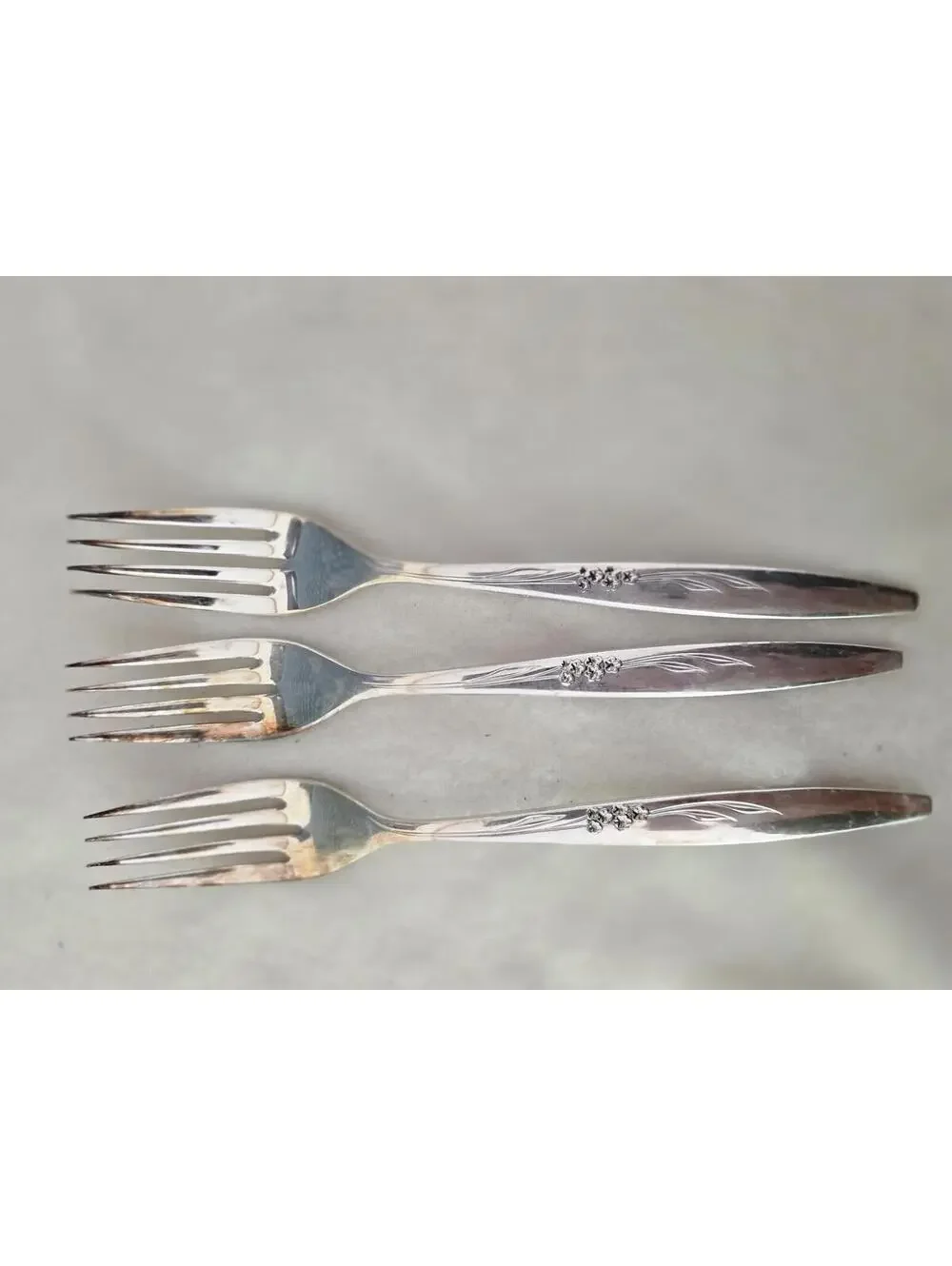 Oneida Gentle Rose Silverplate Salad Forks Set of 4 6 3/8